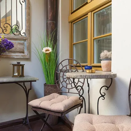 Sienna, Unique Oasis With Views In Old Towns Heart *