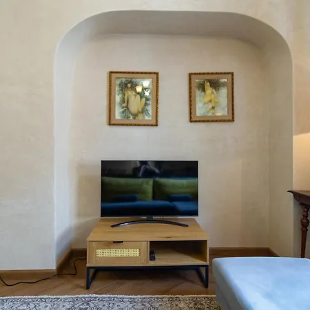 Sienna, Unique Oasis With Views In Old Towns Heart *