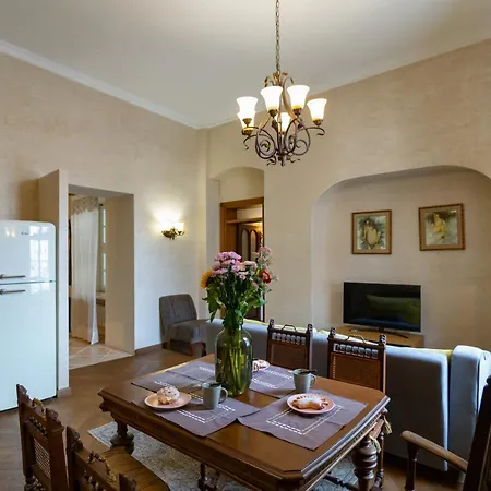 Sienna, Unique Oasis With Views In Old Towns Heart