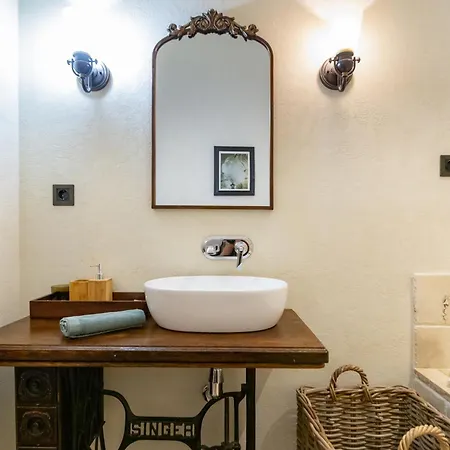 Sienna, Unique Oasis With Views In Old Towns Heart Apartment